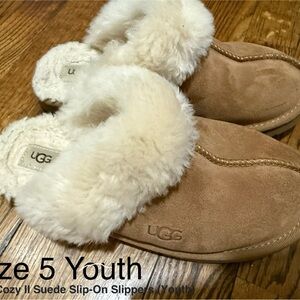 UGG Kids Cozy Suede Slip-On Slippers - Chestnut